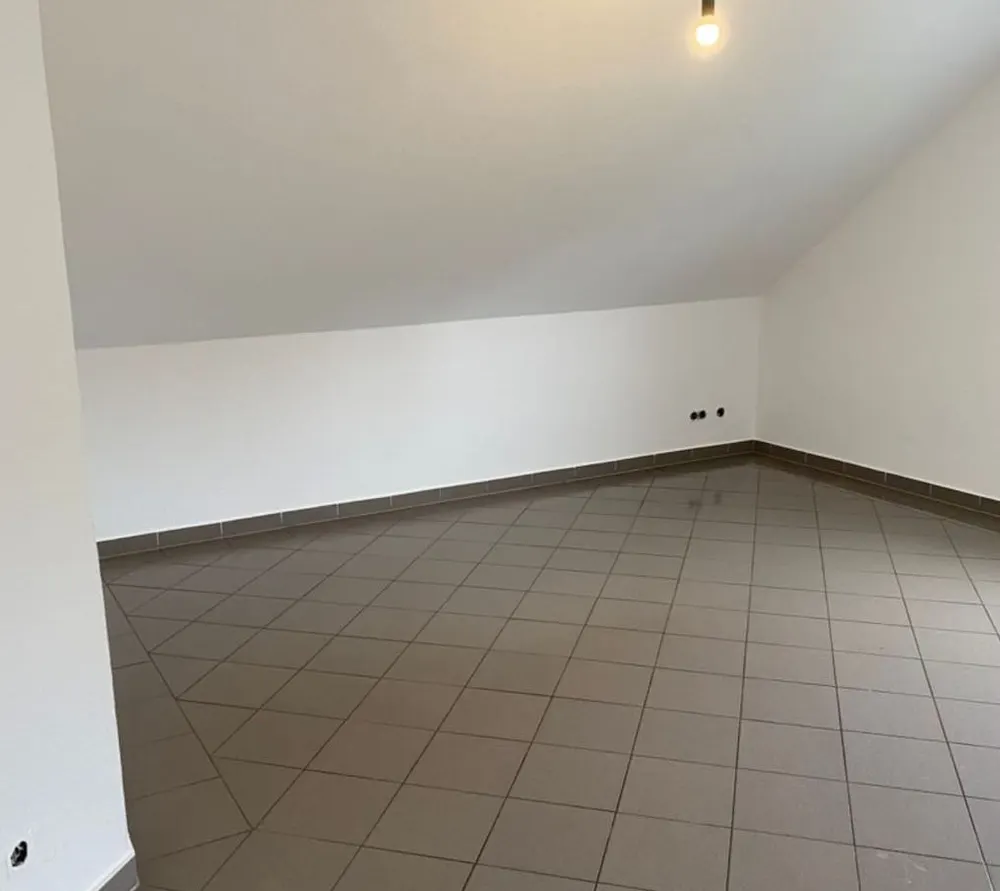 Dasselbe Dachgeschoss mit sauberem Boden