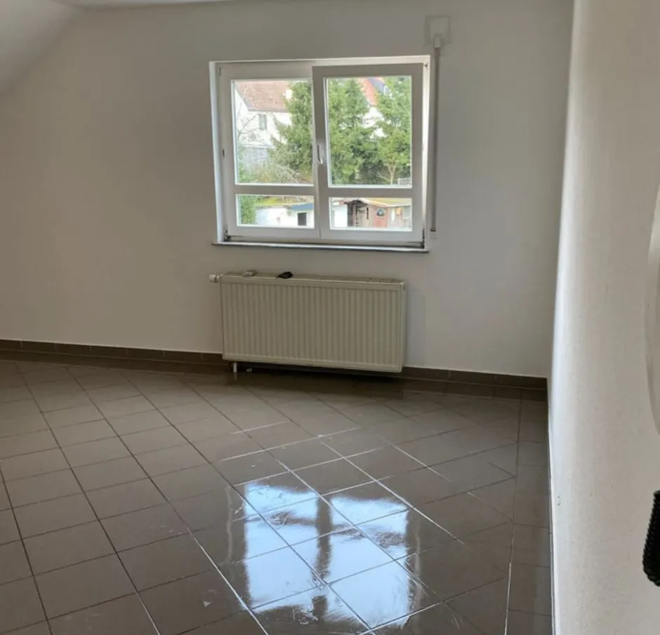 Derselbe Raum mit glänzendem Fliesenboden